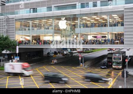 Hong Kong, Hong Kong SAR-08. November 2014:A beschäftigt Apple Store in Hong Kong befindet sich im Einkaufszentrum IFC, Hong Kong. Stockfoto