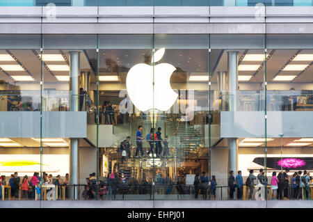 Hong Kong, Hong Kong SAR-08. November 2014:A beschäftigt Apple Store in Hong Kong befindet sich im Einkaufszentrum IFC, Hong Kong. Stockfoto