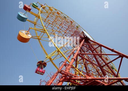 Riesenrad vor einem strahlend blauen Himmel Stockfoto