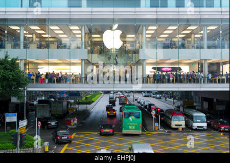 Hong Kong, Hong Kong SAR-08. November 2014:A beschäftigt Apple Store in Hong Kong befindet sich im Einkaufszentrum IFC, Hong Kong. Stockfoto