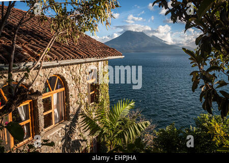 Blick auf Toliman Vulkan am Atitlan See, Hotel Casa del Mundo, Guatemala Stockfoto