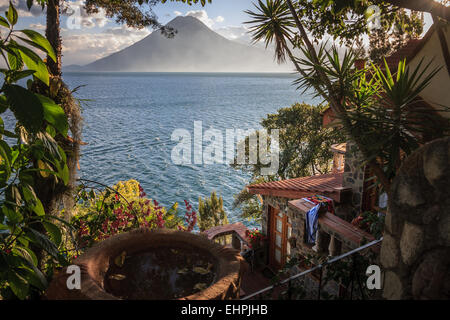 Blick auf Toliman Vulkan am Atitlan See, Hotel Casa del Mundo, Guatemala Stockfoto