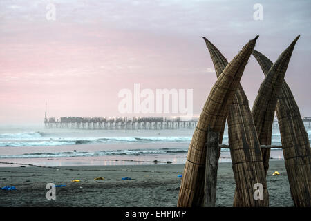 Traditionelle peruanische Reed Kleinboote (Caballitos de Totora), Stroh Boote noch von lokalen Fischerhäuser in Peru verwendet Stockfoto