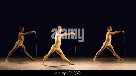 03.09.2015. London, England. Im Bild: Petite Mort, Choreographie von Jiri Kylián. Generalprobe der triple Bill "modernen Meister" von Tänzern aus dem English National Ballet Sadler es Wells durchgeführt. Vorstellungen vom 10 bis 15. März 2015. Stockfoto