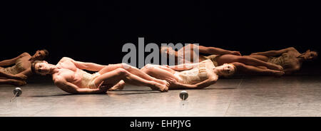 03.09.2015. London, England. Im Bild: Petite Mort, Choreographie von Jiri Kylián. Generalprobe der triple Bill "modernen Meister" von Tänzern aus dem English National Ballet Sadler es Wells durchgeführt. Vorstellungen vom 10 bis 15. März 2015. Stockfoto