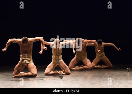 03.09.2015. London, England. Im Bild: Petite Mort, Choreographie von Jiri Kylián. Generalprobe der triple Bill "modernen Meister" von Tänzern aus dem English National Ballet Sadler es Wells durchgeführt. Vorstellungen vom 10 bis 15. März 2015. Stockfoto