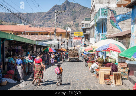 Straße in der Nähe des Marktes und der Kirche von San Pedro la Laguna, Guatemala Stockfoto