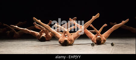 03.09.2015. London, England. Im Bild: Petite Mort, Choreographie von Jiri Kylián. Generalprobe der triple Bill "modernen Meister" von Tänzern aus dem English National Ballet Sadler es Wells durchgeführt. Vorstellungen vom 10 bis 15. März 2015. Stockfoto