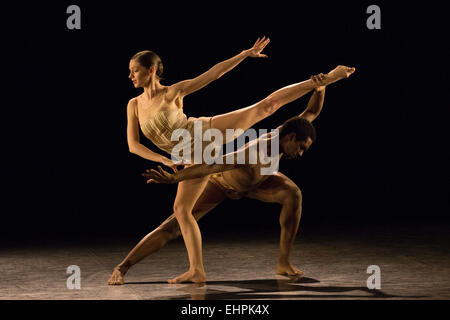 03.09.2015. London, England. Im Bild: Junor Souza und Laurretta Summerscales in Petite Mort, Choreographie von Jiri Kylián durchführen. Generalprobe der triple Bill "modernen Meister" von Tänzern aus dem English National Ballet Sadler es Wells durchgeführt. Vorstellungen vom 10 bis 15. März 2015. Stockfoto