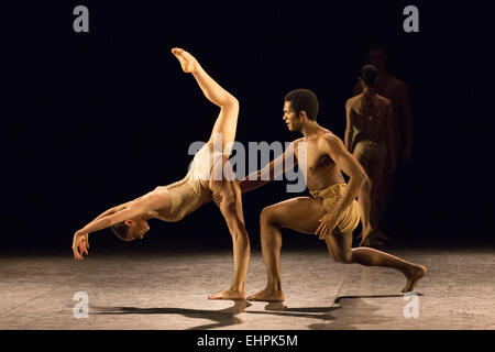 03.09.2015. London, England. Im Bild: Junor Souza und Laurretta Summerscales in Petite Mort, Choreographie von Jiri Kylián durchführen. Generalprobe der triple Bill "modernen Meister" von Tänzern aus dem English National Ballet Sadler es Wells durchgeführt. Vorstellungen vom 10 bis 15. März 2015. Stockfoto