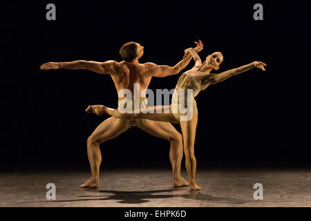 03.09.2015. London, England. Im Bild: Tamara Rojo mit Max Westwell in Petite Mort, Choreographie von Jiri Kylián durchführen. Generalprobe der triple Bill "modernen Meister" von Tänzern aus dem English National Ballet Sadler es Wells durchgeführt. Vorstellungen vom 10 bis 15. März 2015. Stockfoto