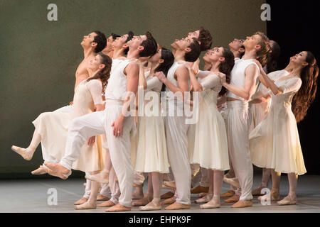 03.09.2015. London, England. Im Bild: Alina Cojocaru Ausführung auf der linken Seite. Frühjahr und Herbst, Choreographie von John Neumeier. Generalprobe der triple Bill "modernen Meister" von Tänzern aus dem English National Ballet Sadler es Wells durchgeführt. Vorstellungen vom 10 bis 15. März 2015. Stockfoto