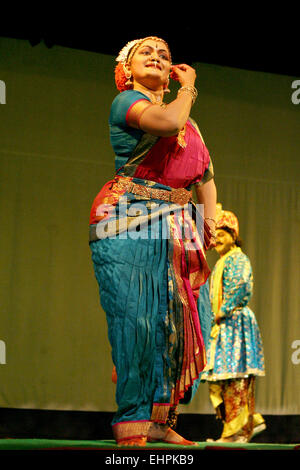 Künstler führen Kuchipudi Mahatwam musikalische und tänzerische Ballett während Kalarchana von Bharateeyam auf October27, 2012 in Hyderabad, Indien. Stockfoto