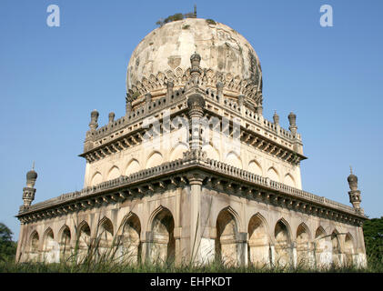 Architektur der Qutub Shahi Gräbern in der 1500er sieben Herrscher in Ibrahim Bagh, in der Nähe von Golkonda Fort in Hyderabad, Indien. Stockfoto