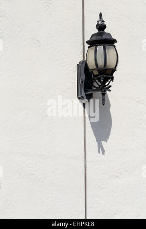 Alte Lampe Laterne an der weißen Wand Stockfoto