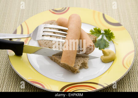 Frische Wiener Würstchen mit Brot Stockfoto
