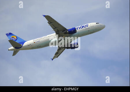 Flugzeug Airbus A 320 beim Take off Stockfoto