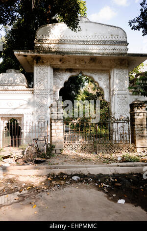 Ein verfallenes Tor Gulabh Baag Park, Udaipur. Stockfoto