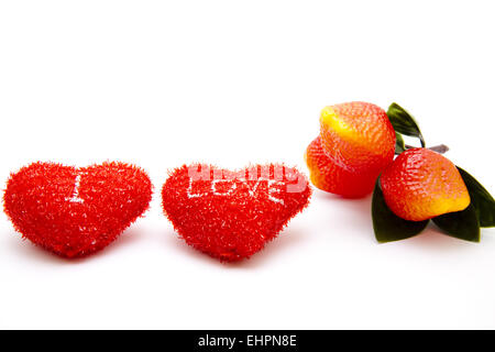 Rote Herzen mit Erdbeeren Stockfoto