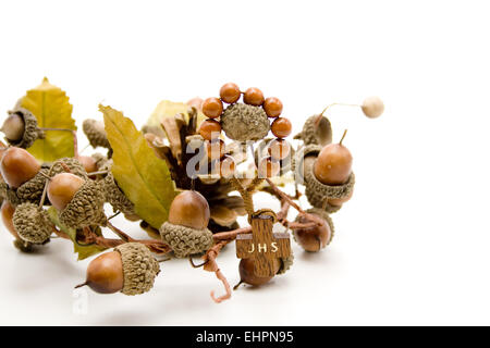 Holzkreuz mit Eichel Kranz Stockfoto