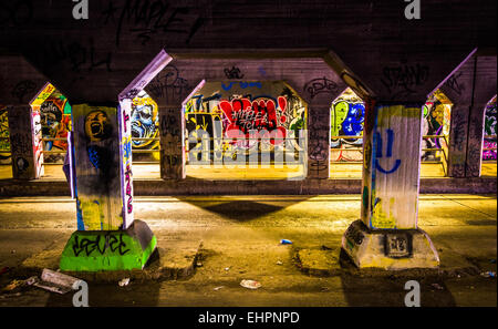 ATLANTA - Juni 22: Graffiti in Krog Street Tunnel, am 22. Juni 2014 in Atlanta, Georgia. Der Tunnel ermöglicht, dass Fahrzeuge übergeben Stockfoto