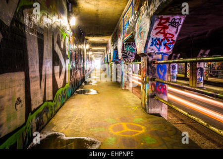 ATLANTA - Juni 22: Graffiti in Krog Street Tunnel, am 22. Juni 2014 in Atlanta, Georgia. Der Tunnel ermöglicht, dass Fahrzeuge übergeben Stockfoto