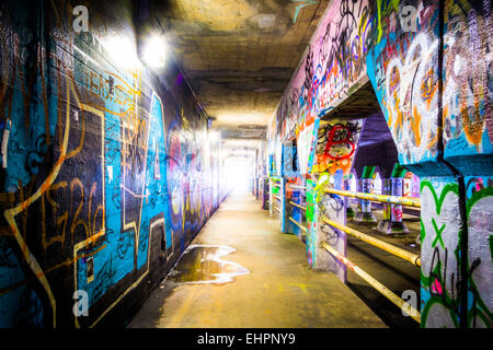 ATLANTA - Juni 22: Graffiti in Krog Street Tunnel, am 22. Juni 2014 in Atlanta, Georgia. Der Tunnel ermöglicht, dass Fahrzeuge übergeben Stockfoto