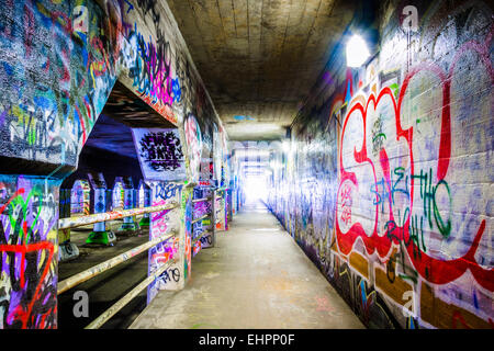 ATLANTA - Juni 22: Graffiti in Krog Street Tunnel, am 22. Juni 2014 in Atlanta, Georgia. Der Tunnel ermöglicht, dass Fahrzeuge übergeben Stockfoto