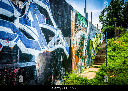 ATLANTA - Juni 22: Graffiti an der Wand in kleinen fünf Punkte am 22. Juni 2014 in Atlanta, Georgia. Little Five Points ist ein alter Stockfoto