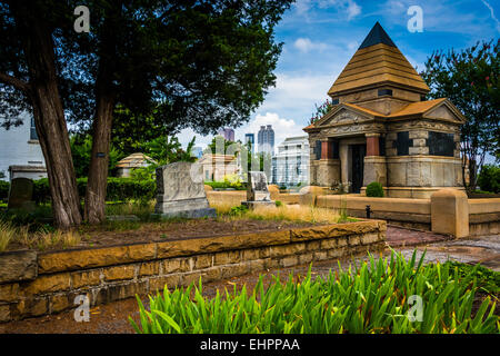 Gräber und ein Mausoleum in Oakland Friedhof in Atlanta, Georgia. Stockfoto