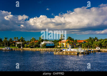 Häuser entlang Intracoastal Wasser-Strasse in West Palm Beach, Florida. Stockfoto