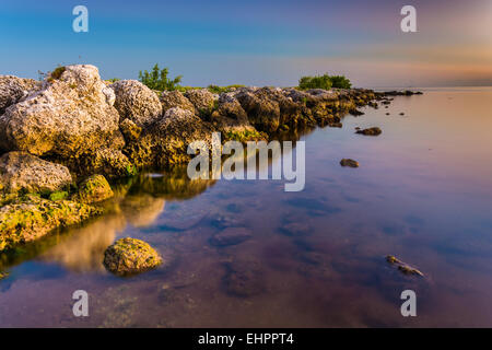 Anlegestelle bei Sonnenuntergang in Smathers Beach, Key West, Florida. Stockfoto