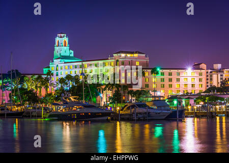 Marina und das Vinoy Hotel nachts in Saint Petersburg, Florida. Stockfoto