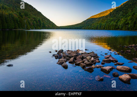 Morgen-Reflexionen bei Bubble Pond in Acadia Nationalpark, Maine. Stockfoto