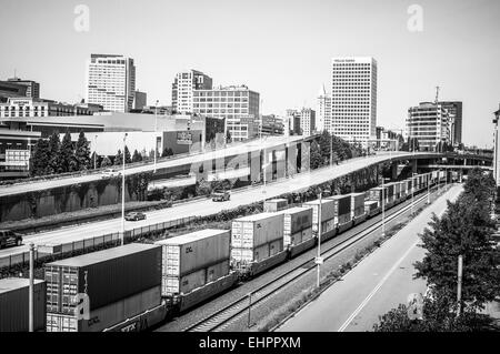 Zeitloses schwarz / weiß Bild der Transport per Eisenbahn und Straßen in den USA. B&W Stockfoto