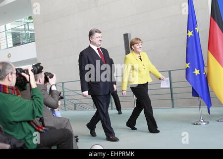 Berlin, Deutschland. 16. März 2015. Petro Poroshenko (R) hat heute auf einer Pressekonferenz in der Kanzlei in gepflegt Ukraine President Petro Poroshenko (R) sucht westliche militärische Hilfe, einen pro-russischen Aufstand in seiner Heimat zu beenden, in Deutschland zu Gesprächen mit Bundeskanzlerin Angela Merkel und wichtigsten deutschen Gesetzgeber angekommen. Bildnachweis: Simone Kuhlmey/Pacific Press/Alamy Live-Nachrichten Stockfoto