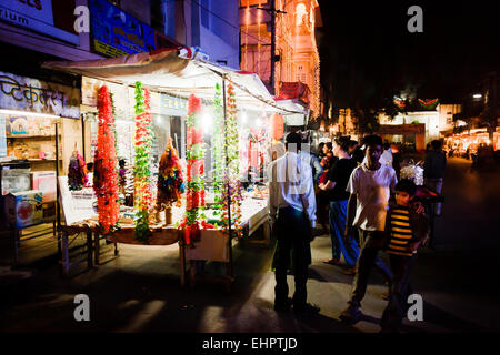 Die belebten Straßen von Udaipur in der Nacht. Stockfoto