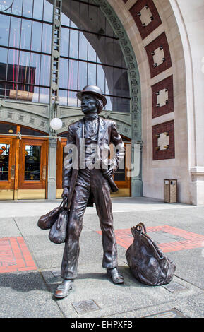 Bronzestatue des ein Carpetbagger vor der alten Union Station in Tacoma, Washington. Stockfoto