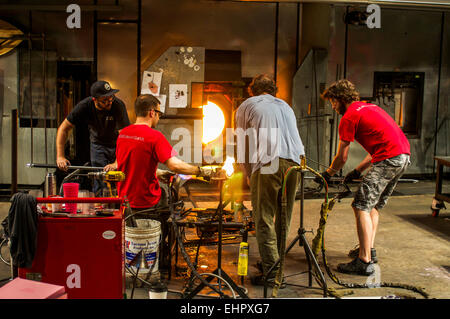 Glasbläser in Tacoma, Washington im Glasmuseum Tacoma. Stockfoto