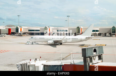 Passagier Flugzeug Wartung im Flughafen vor dem Flug. Stockfoto