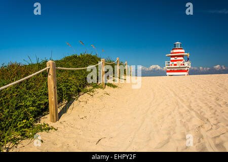 Sanddünen und Strandwache in Miami Beach, Florida. Stockfoto