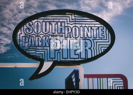 Melden Sie sich bei dem Fishing Pier in South Pointe Park, Miami Beach, Florida. Stockfoto