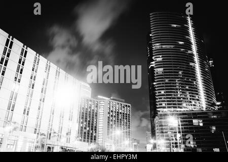 Hochhäuser entlang der Brickell Avenue in der Innenstadt von Miami, Florida. Stockfoto