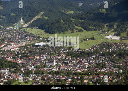 Panorama der Stadt Garmisch-Partenkirchen in Bayern Stockfoto