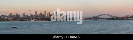 Kreuzfahrt in Sydney Harbour am frühen Morgen bei Sonnenaufgang. Stockfoto