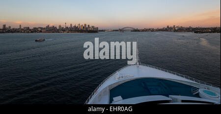 Kreuzfahrt in Sydney Harbour am frühen Morgen bei Sonnenaufgang. Stockfoto