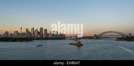 Kreuzfahrt in Sydney Harbour am frühen Morgen bei Sonnenaufgang. Stockfoto