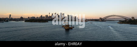 Kreuzfahrt in Sydney Harbour am frühen Morgen bei Sonnenaufgang. Stockfoto