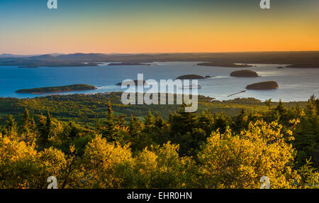 Sonnenaufgang der Franzose's Bay und die Porcupine-Inseln vom Caddilac Berg in Acadia Nationalpark, Maine. Stockfoto