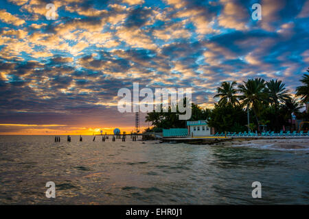 Sonnenuntergang über dem Golf von Mexiko vom südlichsten Punkt in Key West, Florida. Stockfoto